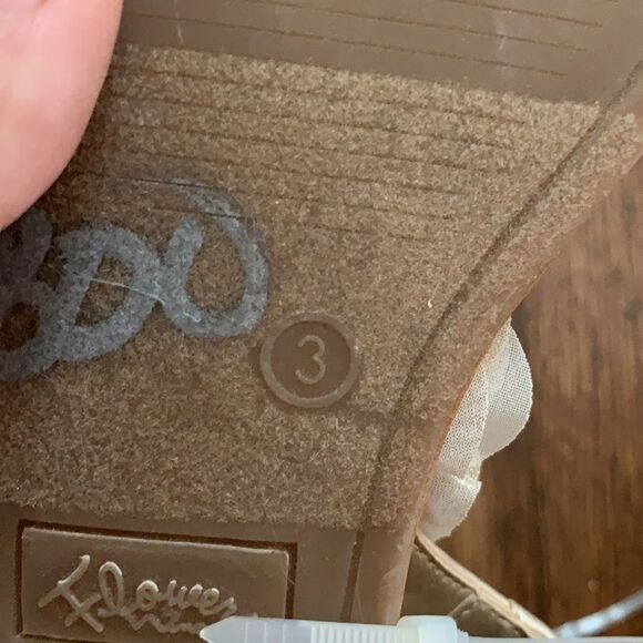 Nwot Flowers by Nina gold sandals - Picture 4 of 5